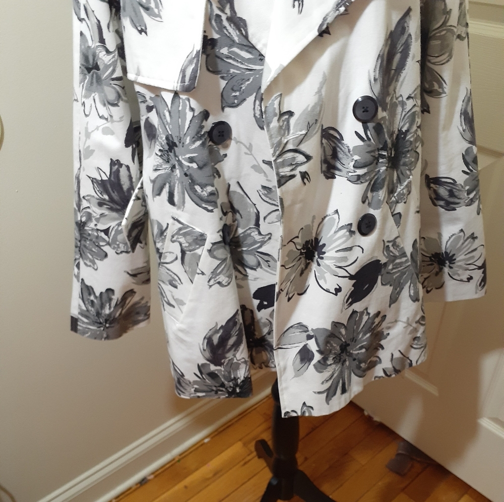 Blazer/ jacket  white and Black graphics size M
